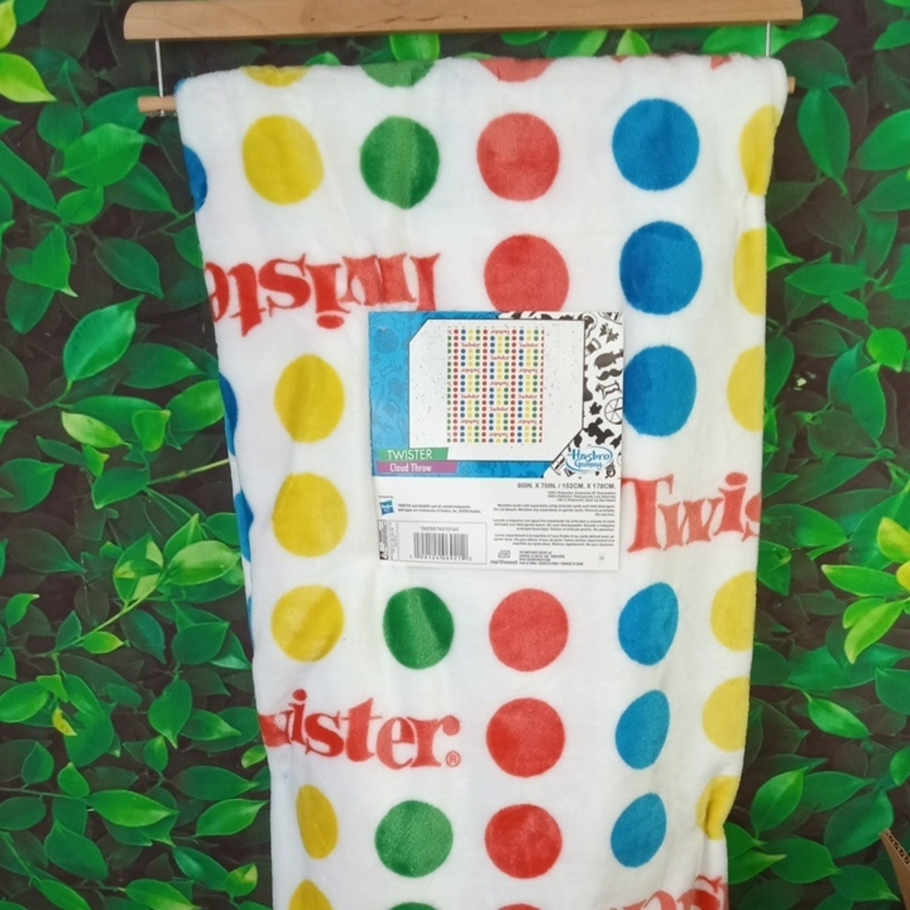 🏠 Hasbro Twister Polka Dot Plush Throw Blanket